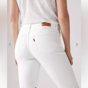 Levi’s Classic Mid Rise Straight Leg White Jeans size 29